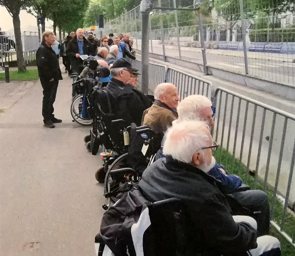 Mandeklubben er klar ved ringside i det sydlige Århus til at kikke motorløb.
(Foto: Åge Keseler Kirketerp)